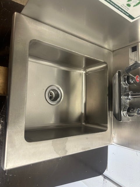 ELKAY FOOD SERVICE PRODUCTS BRACKETED WALL MOUNTED HAND WASH SINK W/SPLASH GUARD - Second Life - Equipment - collection_name