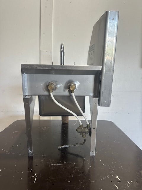ELKAY FOOD SERVICE PRODUCTS BRACKETED WALL MOUNTED HAND WASH SINK W/SPLASH GUARD - Second Life - Equipment - collection_name