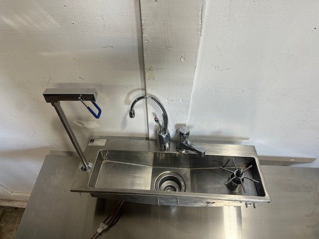 "ELKAY" S.S SINK W/ HOSTED WATER FILLING STATION GLASS RINSER, 25 3/4"W x 9"D - Second Life - Equipment - collection_name