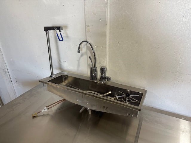 "ELKAY" S.S SINK W/ HOSTED WATER FILLING STATION GLASS RINSER, 25 3/4"W x 9"D - Second Life - Equipment - collection_name