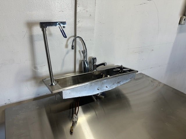 "ELKAY" S.S SINK W/ HOSTED WATER FILLING STATION GLASS RINSER, 25 3/4"W x 9"D - Second Life - Equipment - collection_name