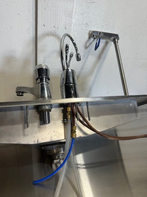 "ELKAY" S.S SINK W/ HOSTED WATER FILLING STATION GLASS RINSER, 25 3/4"W x 9"D - Second Life - Equipment - collection_name