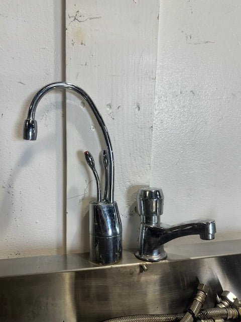 "ELKAY" S.S SINK W/ HOSTED WATER FILLING STATION GLASS RINSER, 25 3/4"W x 9"D - Second Life - Equipment - collection_name