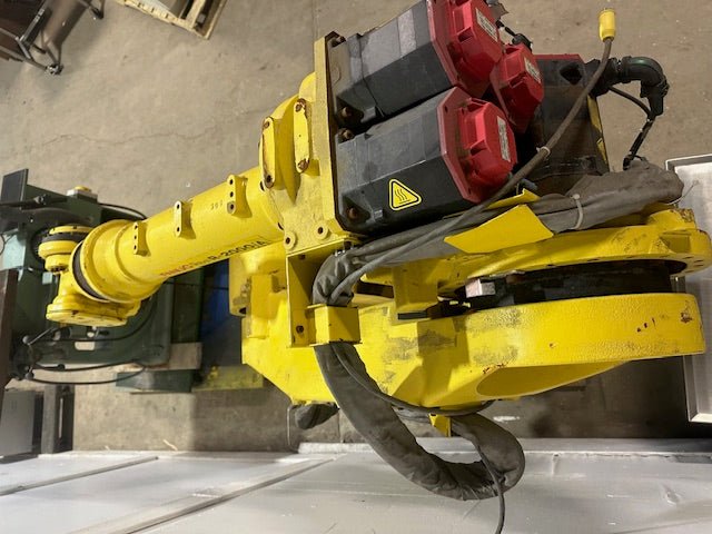 "FANUC ROBOT R - 2000iA165F"HD INDUSTRIAL 6 - AXES ROBOT ARM, 2566MM REACH,165 KG - Second Life - Equipment - collection_name