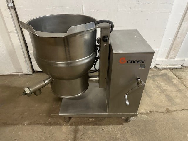 "GROEN DEE/4 - 20" ELECTRIC 20 gallons MANUAL TILT STEAM KETTLE ON STAND,208V 3PH - Second Life - Equipment - collection_name