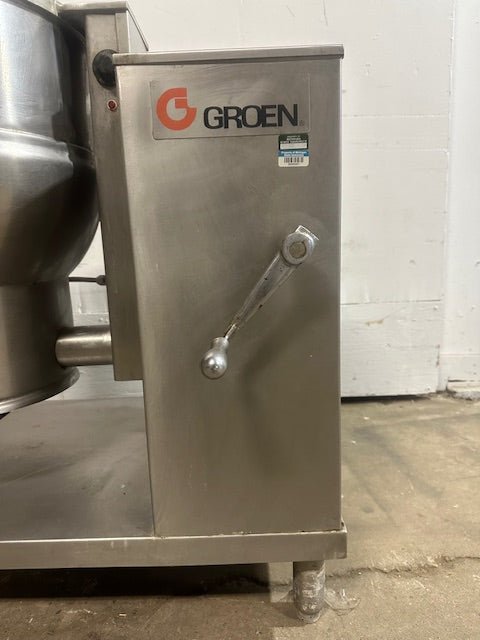 "GROEN DEE/4 - 20" ELECTRIC 20 gallons MANUAL TILT STEAM KETTLE ON STAND,208V 3PH - Second Life - Equipment - collection_name