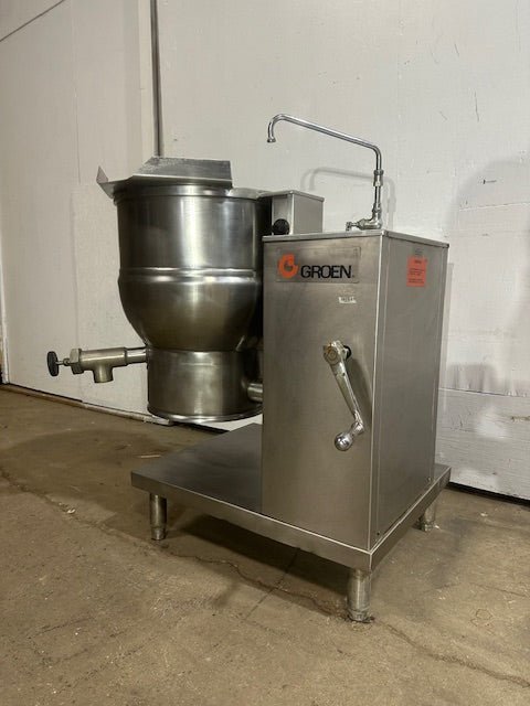 "GROEN DEE/4 - 20" ELECTRIC 20 gallons MANUAL TILT STEAM KETTLE ON STAND,208V 3PH - Second Life - Equipment - collection_name