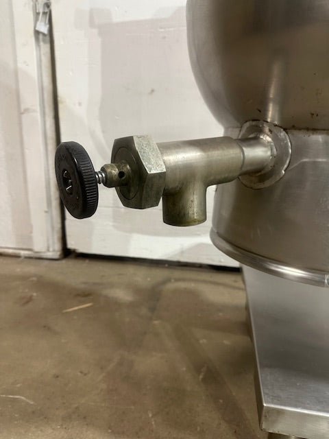 "GROEN DEE/4 - 20" ELECTRIC 20 gallons MANUAL TILT STEAM KETTLE ON STAND,208V 3PH - Second Life - Equipment - collection_name