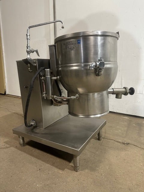 "GROEN DEE/4 - 20" ELECTRIC 20 gallons MANUAL TILT STEAM KETTLE ON STAND,208V 3PH - Second Life - Equipment - collection_name
