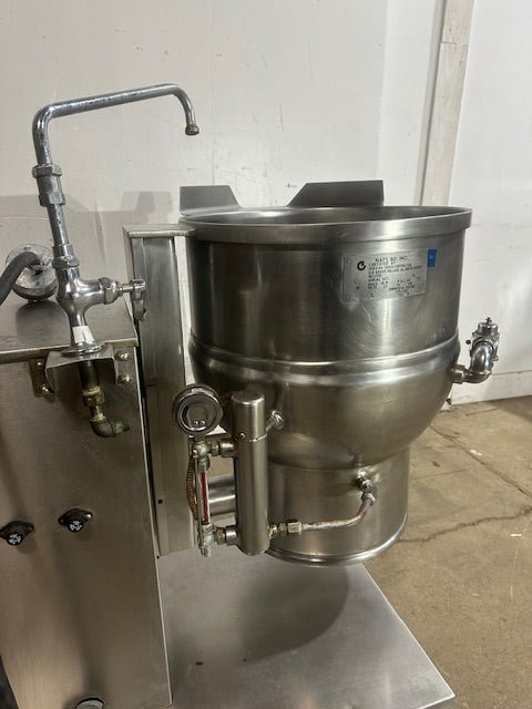 "GROEN DEE/4 - 20" ELECTRIC 20 gallons MANUAL TILT STEAM KETTLE ON STAND,208V 3PH - Second Life - Equipment - collection_name