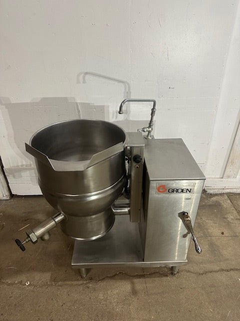 "GROEN DEE/4 - 20" ELECTRIC 20 gallons MANUAL TILT STEAM KETTLE ON STAND,208V 3PH - Second Life - Equipment - collection_name