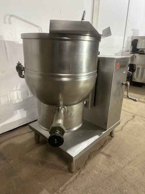 "GROEN DEE/4 - 20" ELECTRIC 20 gallons MANUAL TILT STEAM KETTLE ON STAND,208V 3PH - Second Life - Equipment - collection_name