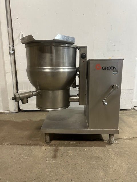 "GROEN DEE/4 - 20" ELECTRIC 20 gallons MANUAL TILT STEAM KETTLE ON STAND,208V 3PH - Second Life - Equipment - collection_name