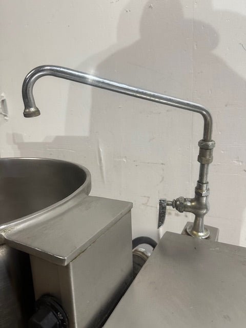 "GROEN DEE/4 - 20" ELECTRIC 20 gallons MANUAL TILT STEAM KETTLE ON STAND,208V 3PH - Second Life - Equipment - collection_name