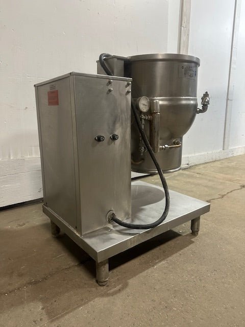 "GROEN DEE/4 - 20" ELECTRIC 20 gallons MANUAL TILT STEAM KETTLE ON STAND,208V 3PH - Second Life - Equipment - collection_name