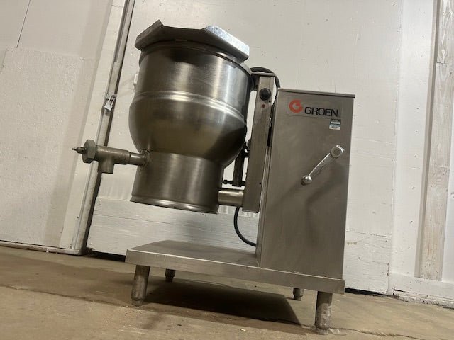 "GROEN DEE/4 - 20" ELECTRIC 20 gallons MANUAL TILT STEAM KETTLE ON STAND,208V 3PH - Second Life - Equipment - collection_name