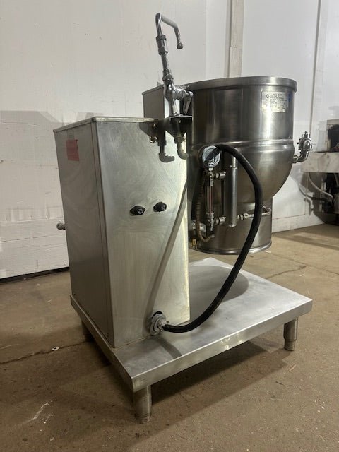 "GROEN DEE/4 - 20" ELECTRIC 20 gallons MANUAL TILT STEAM KETTLE ON STAND,208V 3PH - Second Life - Equipment - collection_name