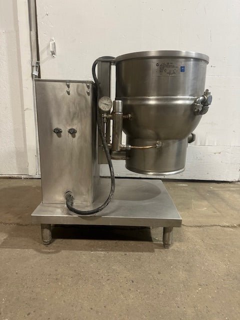 "GROEN DEE/4 - 20" ELECTRIC 20 gallons MANUAL TILT STEAM KETTLE ON STAND,208V 3PH - Second Life - Equipment - collection_name