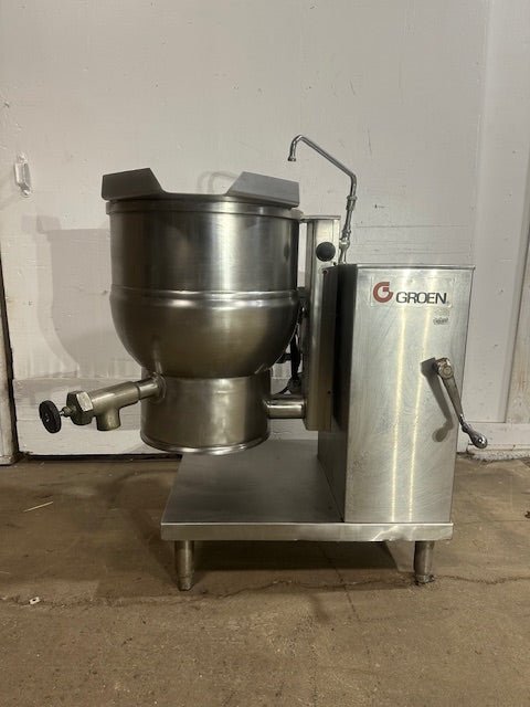 "GROEN DEE/4 - 20" ELECTRIC 20 gallons MANUAL TILT STEAM KETTLE ON STAND,208V 3PH - Second Life - Equipment - collection_name