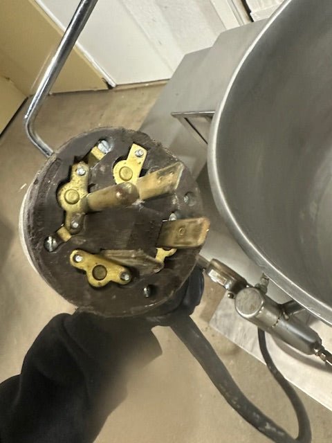 "GROEN DEE/4 - 20" ELECTRIC 20 gallons MANUAL TILT STEAM KETTLE ON STAND,208V 3PH - Second Life - Equipment - collection_name