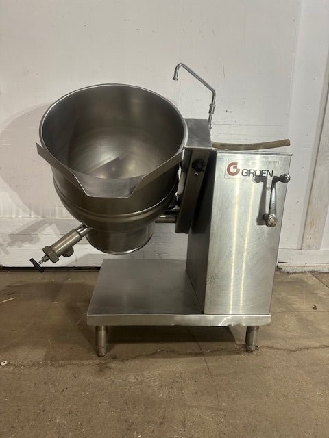 "GROEN DEE/4 - 20" ELECTRIC 20 gallons MANUAL TILT STEAM KETTLE ON STAND,208V 3PH - Second Life - Equipment - collection_name