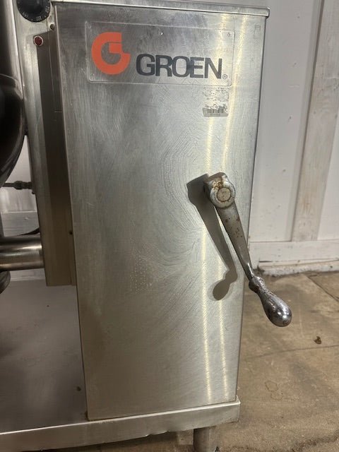 "GROEN DEE/4 - 20" ELECTRIC 20 gallons MANUAL TILT STEAM KETTLE ON STAND,208V 3PH - Second Life - Equipment - collection_name