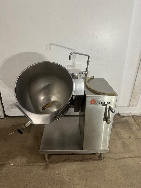 "GROEN DEE/4 - 20" ELECTRIC 20 gallons MANUAL TILT STEAM KETTLE ON STAND,208V 3PH - Second Life - Equipment - collection_name