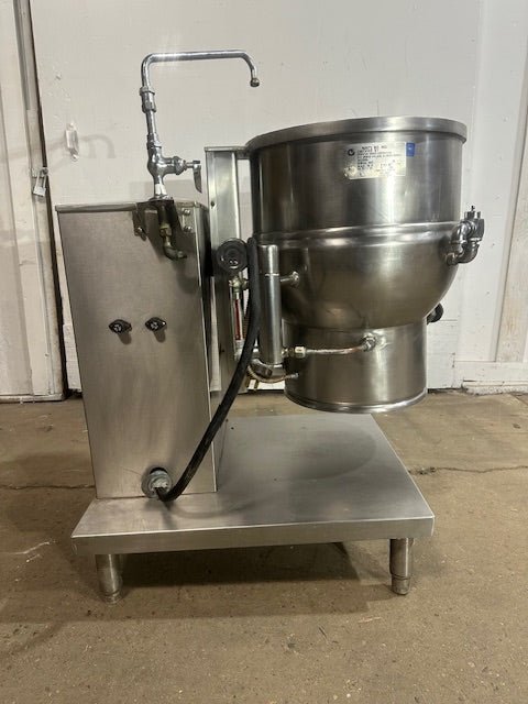 "GROEN DEE/4 - 20" ELECTRIC 20 gallons MANUAL TILT STEAM KETTLE ON STAND,208V 3PH - Second Life - Equipment - collection_name