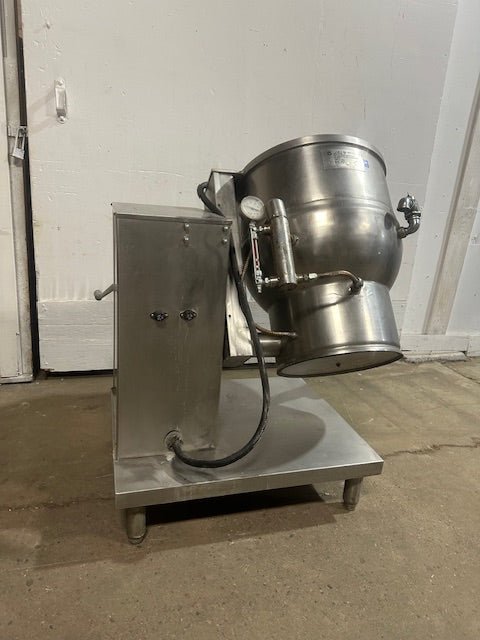 "GROEN DEE/4 - 20" ELECTRIC 20 gallons MANUAL TILT STEAM KETTLE ON STAND,208V 3PH - Second Life - Equipment - collection_name
