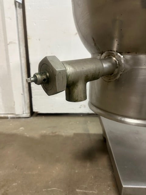 "GROEN DEE/4 - 20" ELECTRIC 20 gallons MANUAL TILT STEAM KETTLE ON STAND,208V 3PH - Second Life - Equipment - collection_name