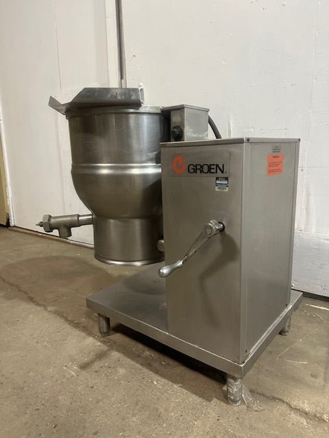 "GROEN DEE/4 - 20" ELECTRIC 20 gallons MANUAL TILT STEAM KETTLE ON STAND,208V 3PH - Second Life - Equipment - collection_name