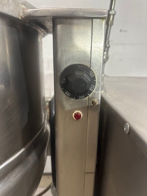 "GROEN DEE/4 - 20" ELECTRIC 20 gallons MANUAL TILT STEAM KETTLE ON STAND,208V 3PH - Second Life - Equipment - collection_name