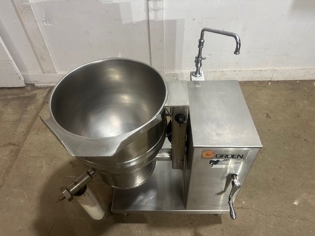 "GROEN DEE/4 - 20"&nbsp; ELECTRIC 20 gallons MANUAL TILT STEAM KETTLE ON STAND,208V 3PH - Second Life - Equipment - collection_name