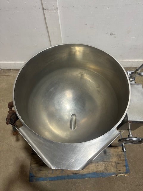 GROEN DLT - 40 DIRECT STEAM 40 GALLON MANUAL TILT STEAM KETTLE w/ ATTACHED HOT/COLD FAUCET - Second Life - Equipment - collection_name