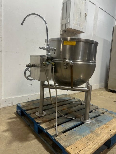 GROEN DLT - 40 DIRECT STEAM 40 GALLON MANUAL TILT STEAM KETTLE w/ ATTACHED HOT/COLD FAUCET - Second Life - Equipment - collection_name