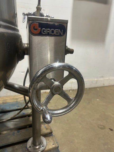 GROEN DLT - 40 DIRECT STEAM 40 GALLON MANUAL TILT STEAM KETTLE w/ ATTACHED HOT/COLD FAUCET - Second Life - Equipment - collection_name