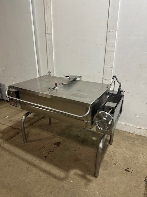 "GROEN FPC - 4" ELECTRIC 3 PHASE 40 GAL MANUAL TILTING SKILLET BRAISING PAN, 208V - Second Life - Equipment - collection_name
