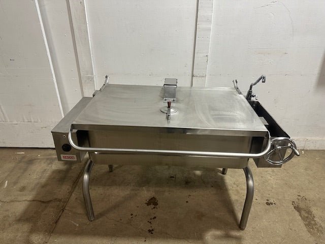 "GROEN FPC - 4" ELECTRIC 3 PHASE 40 GAL MANUAL TILTING SKILLET BRAISING PAN, 208V - Second Life - Equipment - collection_name