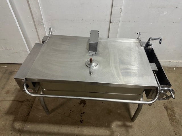 "GROEN FPC - 4" ELECTRIC 3 PHASE 40 GAL MANUAL TILTING SKILLET BRAISING PAN, 208V - Second Life - Equipment - collection_name