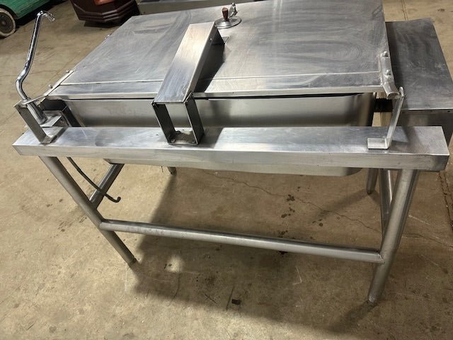 "GROEN FPC - 4" ELECTRIC 3 PHASE 40 GAL MANUAL TILTING SKILLET BRAISING PAN, 208V - Second Life - Equipment - collection_name