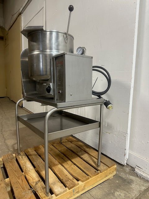 "GROEN TBD/4 - 40" ELECTRIC JACKETED ALL IN ONE 40 QUART STEAM KETTLE MANUAL TILT - Second Life - Equipment - collection_name