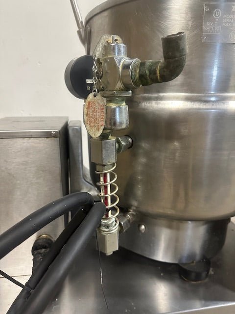 "GROEN TBD/4 - 40" ELECTRIC JACKETED ALL IN ONE 40 QUART STEAM KETTLE MANUAL TILT - Second Life - Equipment - collection_name