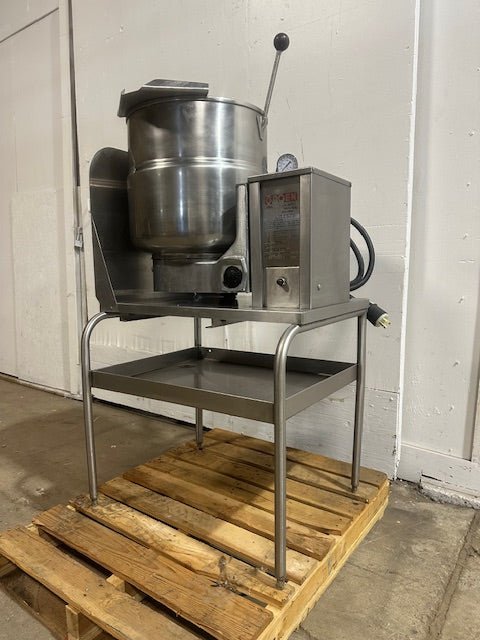 "GROEN TBD/4 - 40" ELECTRIC JACKETED ALL IN ONE 40 QUART STEAM KETTLE MANUAL TILT - Second Life - Equipment - collection_name