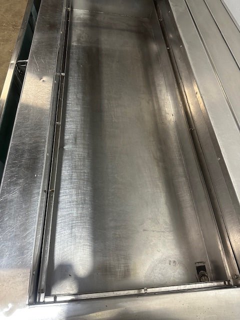 H.D COMMERCIAL S.S REFRIGERATED BUFFET TABLE W/SNEEZE GUARD ON CASTERS,120V 1PH - Second Life - Equipment - collection_name