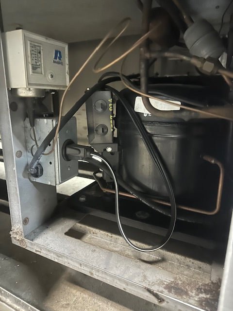 H.D COMMERCIAL S.S REFRIGERATED BUFFET TABLE W/SNEEZE GUARD ON CASTERS,120V 1PH - Second Life - Equipment - collection_name