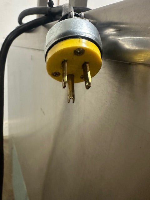 H.D COMMERCIAL S.S REFRIGERATED BUFFET TABLE W/SNEEZE GUARD ON CASTERS,120V 1PH - Second Life - Equipment - collection_name