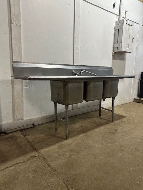 HEAVY DUTY COMMERCIAL STAINLESS STEEL 3 COMPARTMENT SINK 44x93x22.5, 17 GAUGE, HOT/COLD FAUCET - Second Life - Equipment - collection_name