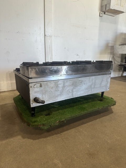 HEAVY DUTY NATURAL GAS 2 TIERED COMMERCIAL 6 BURNER COUNTERTOP RANGE - Second Life - Equipment - collection_name