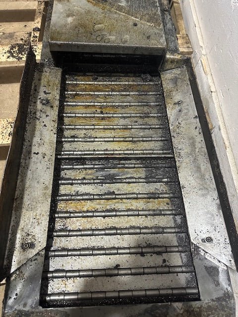 "HENNING 11098" H.D INDUSTRIAL 12"W CHIP CONVEYOR , 1/8 HP 37"H x 101"L x 23"D - Second Life - Equipment - collection_name