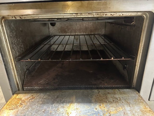 "HOBART CR43" 6 BURNERS DUAL PHASE ELECTRIC STOVE/RANGE W/OVEN AND 2 DRIP TRAYS ON CASTERS - Second Life - Equipment - collection_name